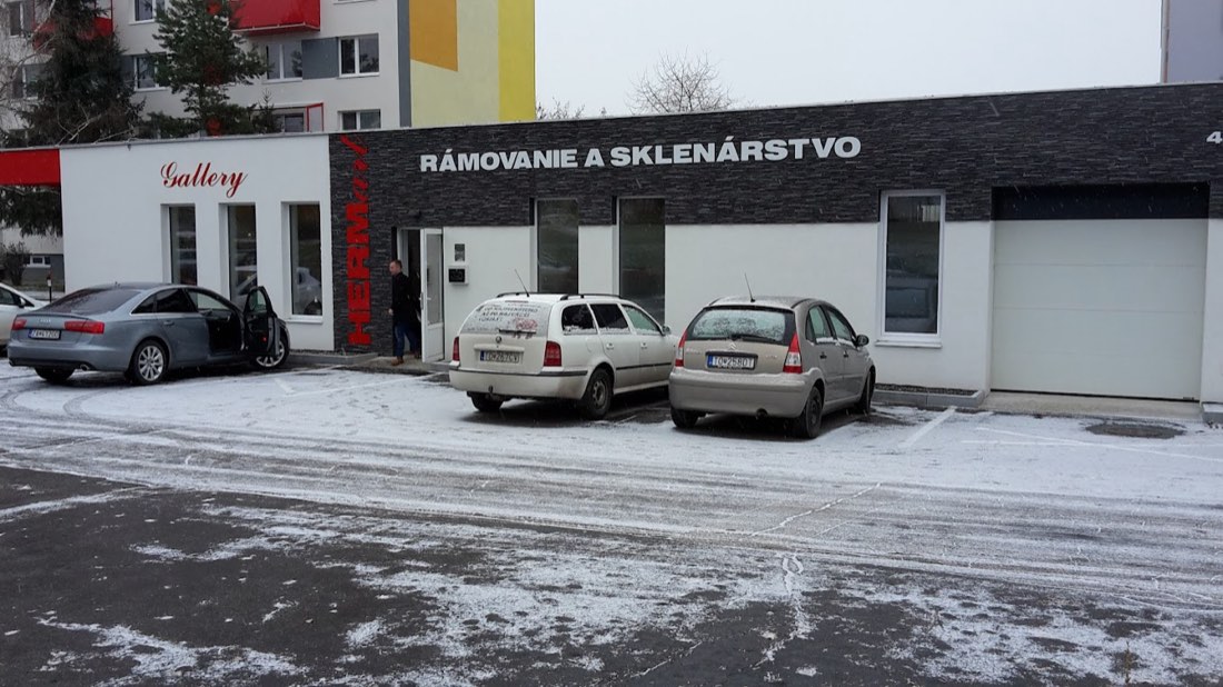 Budova predajne HERMart — Rámovanie a sklenárstvo na Gagarinovej ulici v Topoľčanoch